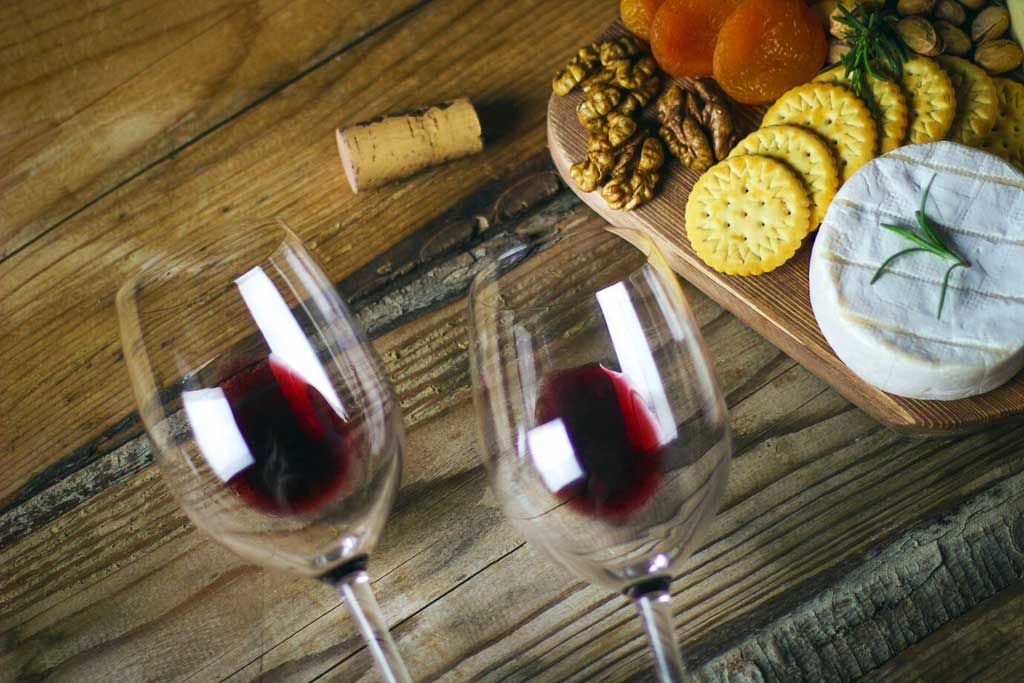 Vinsmagning Guide: Teknikker, Smagsnoter og Madparringer